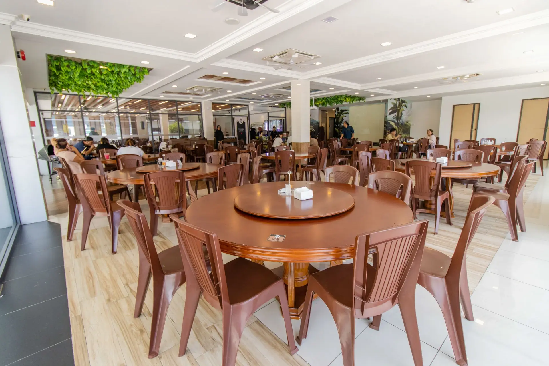 Living green walls and eco-friendly dining